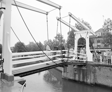 884328 Afbeelding van de aanwezigen bij de officiële afsluiting van de restauratie van de Vaartse Sluis (Oude Sluis) te ...